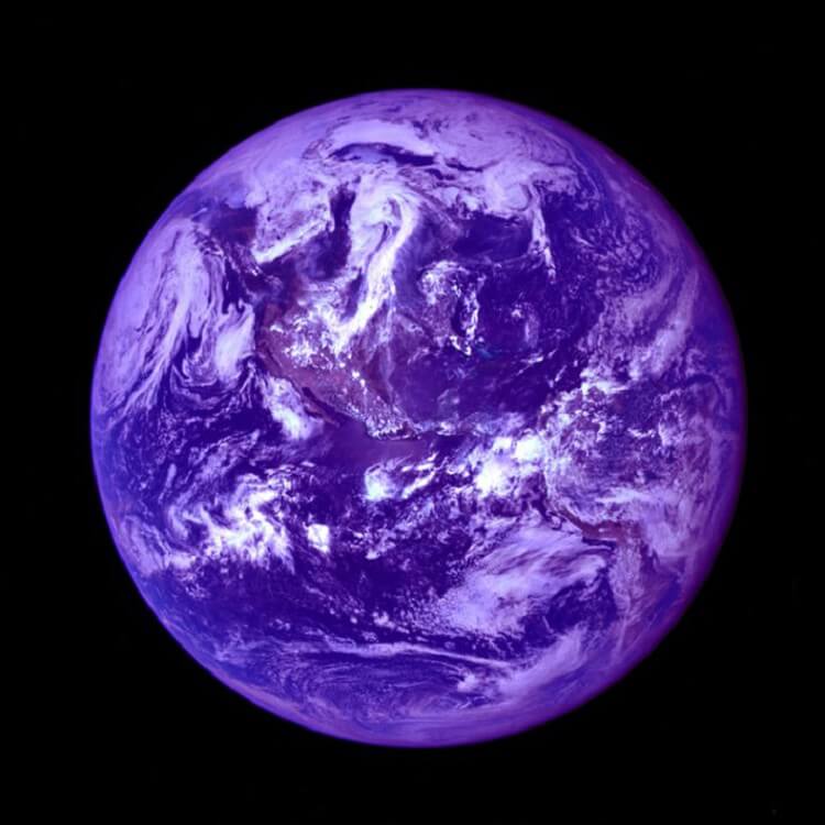 Самая голубая планета. Фиолетовая Планета. Синяя Планета. Фиолетовая земля. Фиолетовая Планета земля.