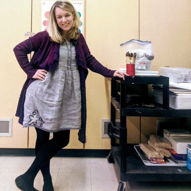 A Teacher Wears One Dress for One Hundred Days to Prove That Being aShopaholic Is a Serious Problem