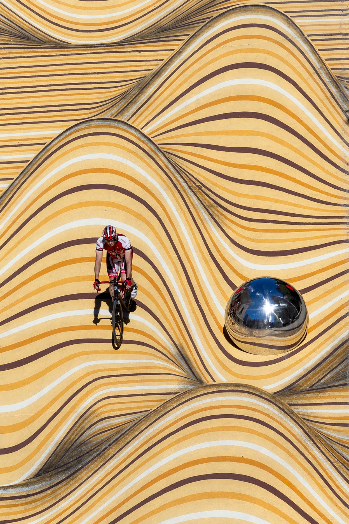 Їзда на велосипеді через анаморфоподібну фреску. Рухомі дюни